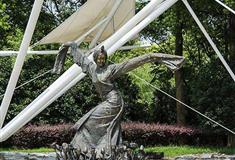 上海鲜花港：郁金香女神像雕塑