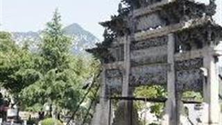 绩溪龙川风景区：奕世尚书坊